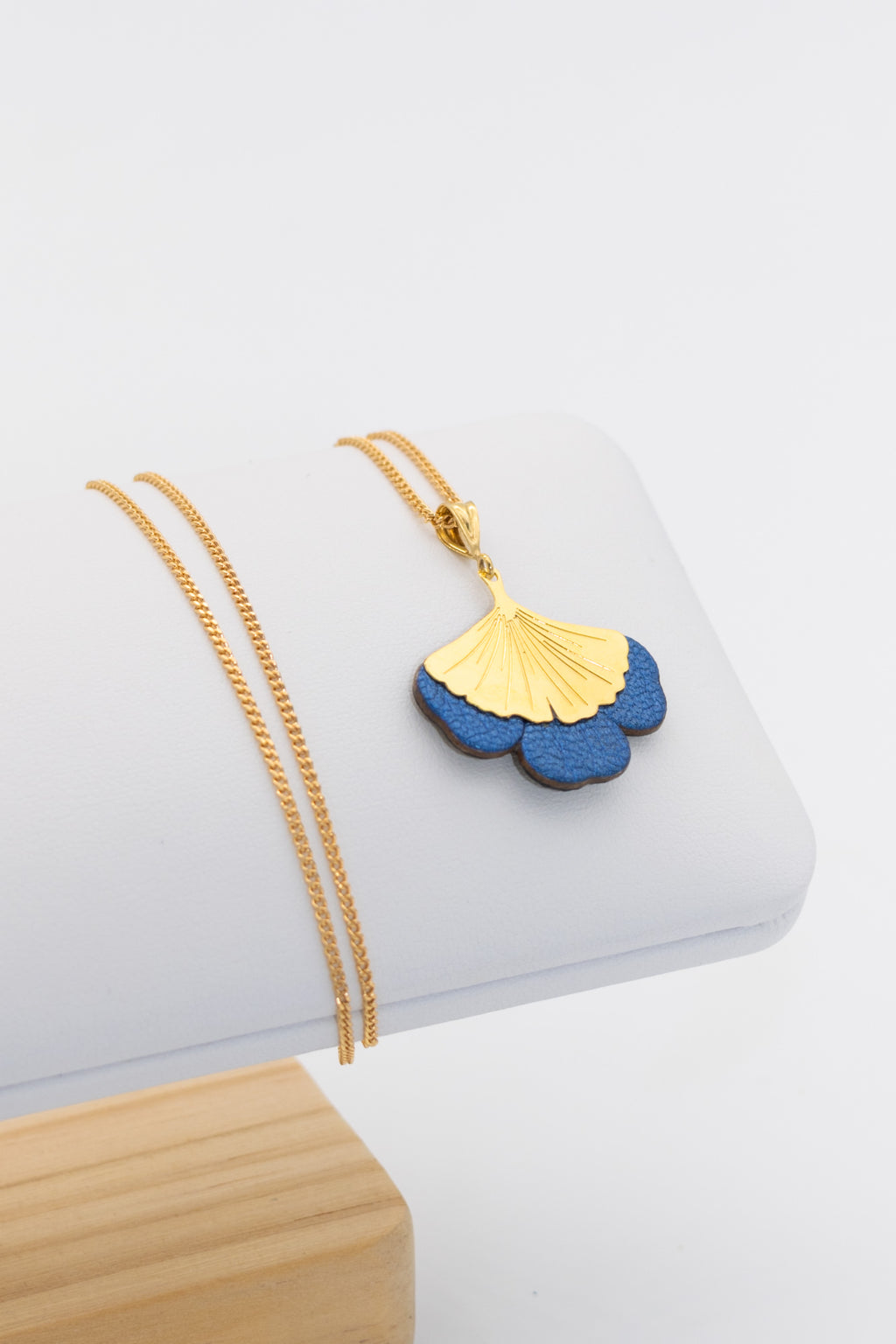 Collier Ginkgo en plaqué or et cuir - N.35