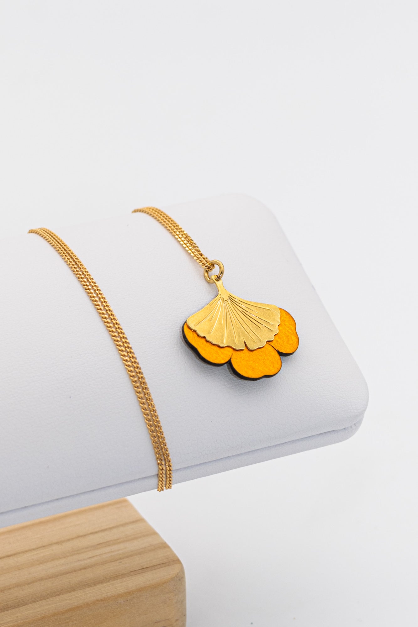 Collier Ginkgo en plaqué or et cuir - N.9