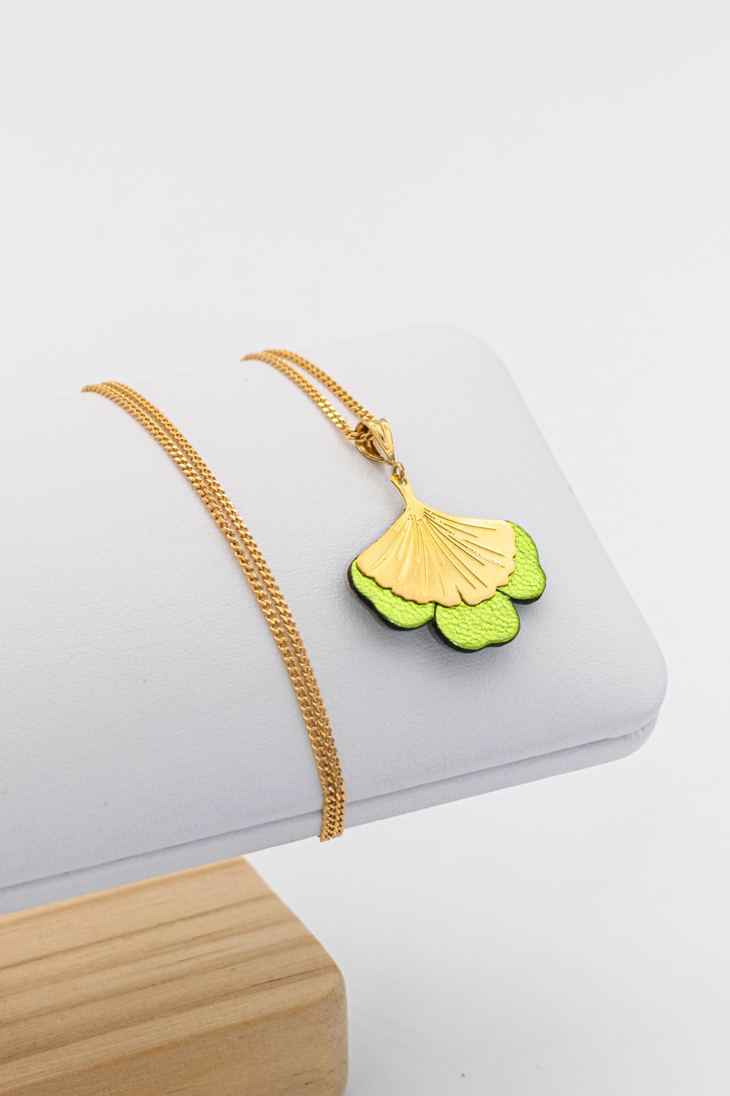 Collier Ginkgo en plaqué or et cuir - N.37