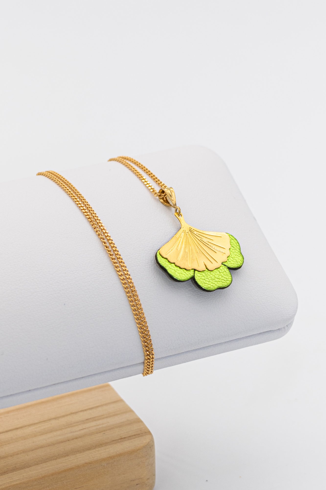 Collier Ginkgo en plaqué or et cuir - N.37