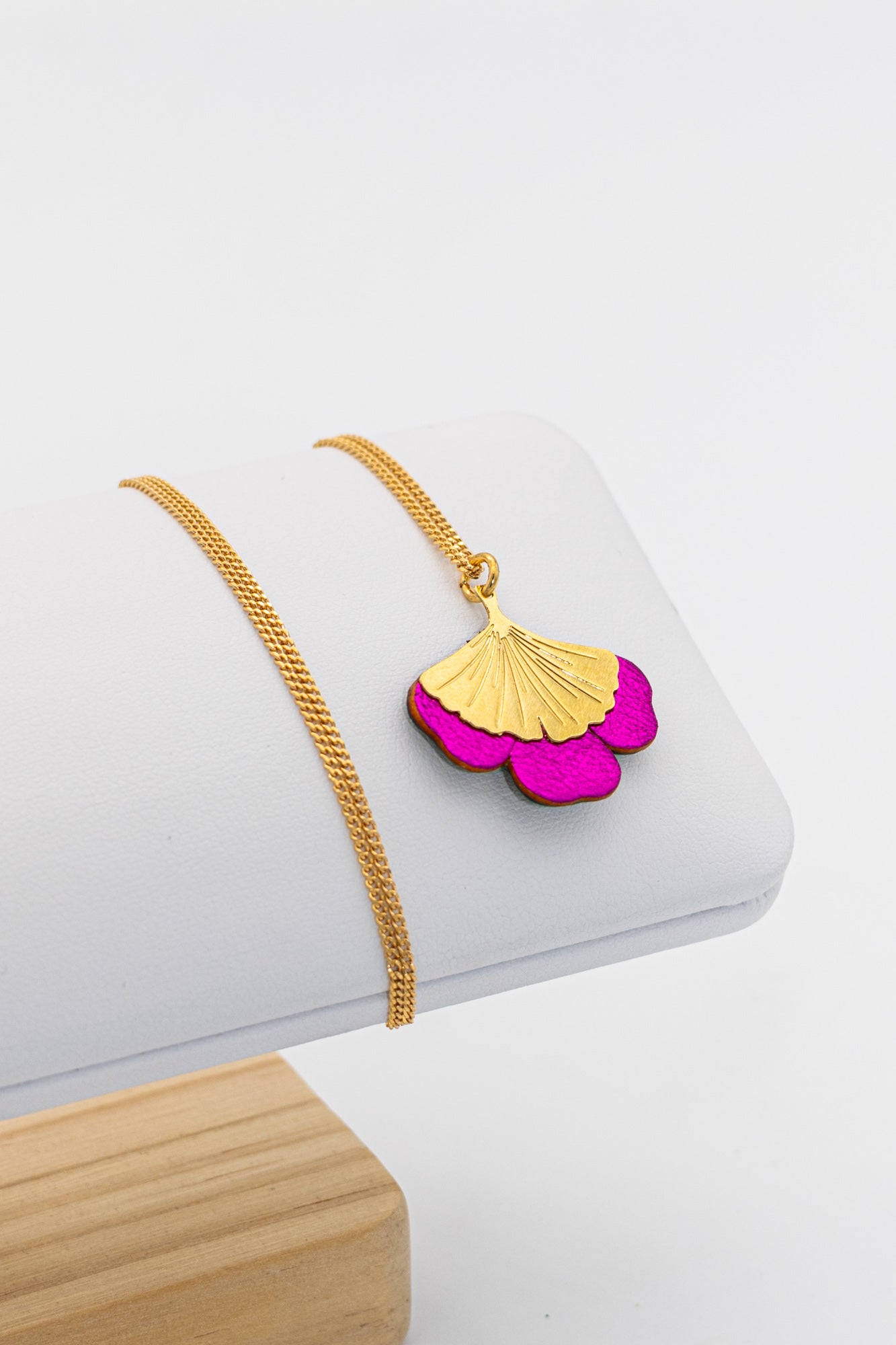 Collier Ginkgo en plaqué or et cuir - N.16
