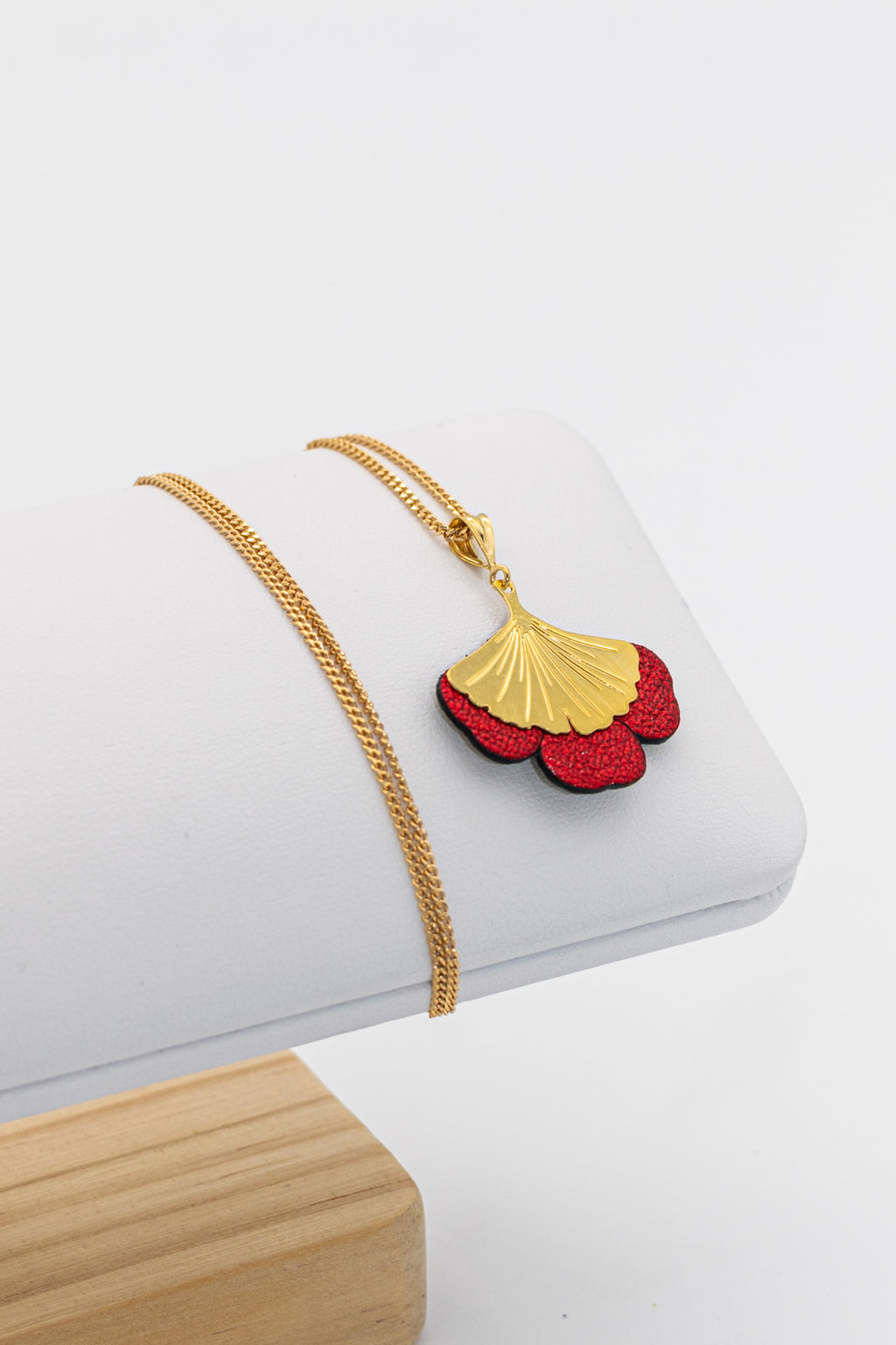 Collier Ginkgo en plaqué or et cuir
